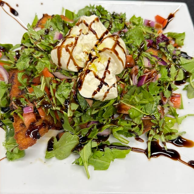 Chicken Caprese Con Arugula E Burrata.